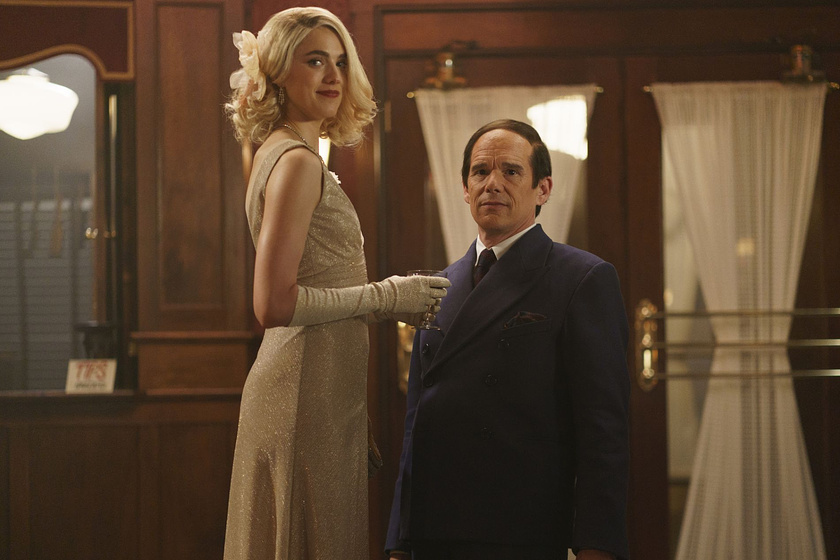 Ethan Hawke y Margaret Qualley en blue-moon-2025