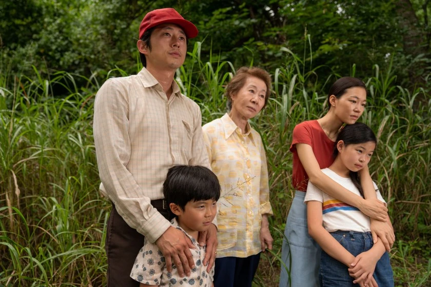 Steven Yeun, Yuh Jung Youn, Yeri Han, Alan S. Kim y Noel Cho en minari-historia-de-mi-familia