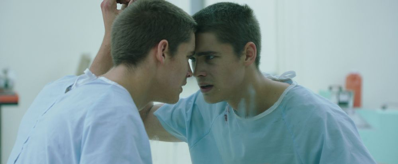 Brenton Thwaites en La Señal