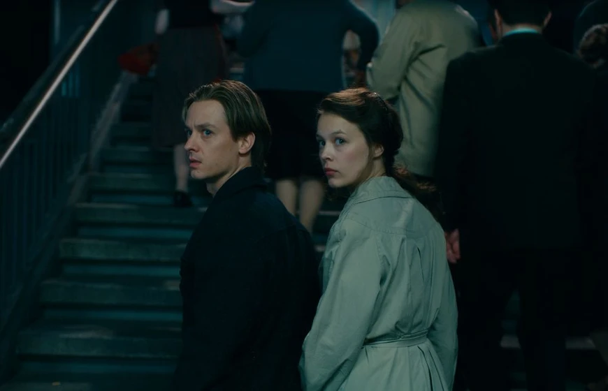 Tom Schilling y Paula Beer en la-sombra-del-pasado