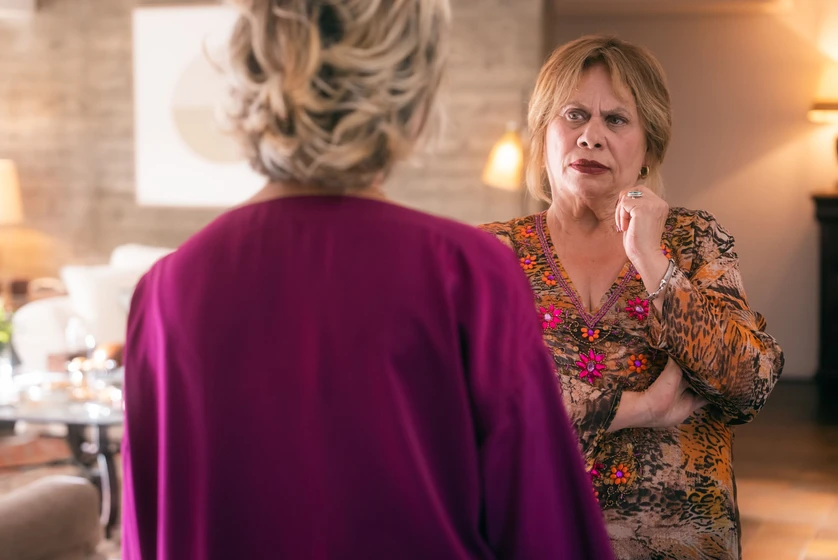 Carmina Barrios en tu-madre-o-la-mia-guerra-de-suegras