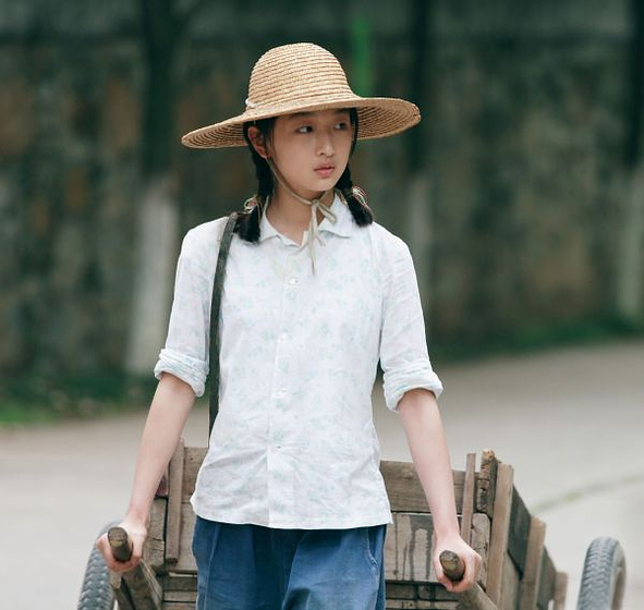 Dongyu Zhou en Amor bajo el espino blanco
