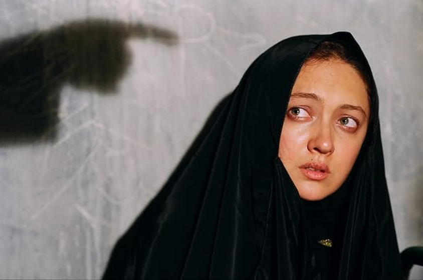 Niki Karimi en The Fifth Reaction