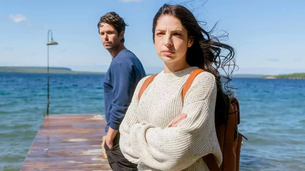 Christopher Jacot y Anna Hopkins en isla-de-sombras