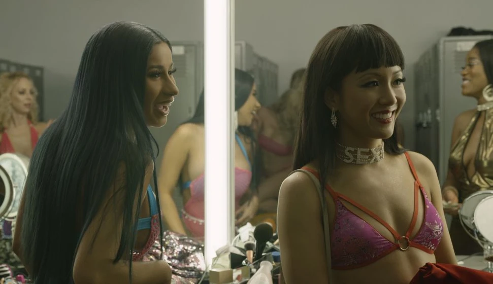 Constance Wu y Cardi B en estafadoras-de-wall-street