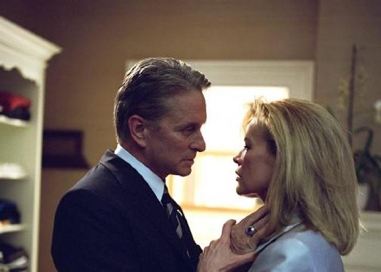 Kim Basinger y Michael Douglas en La Sombra de la Sospecha