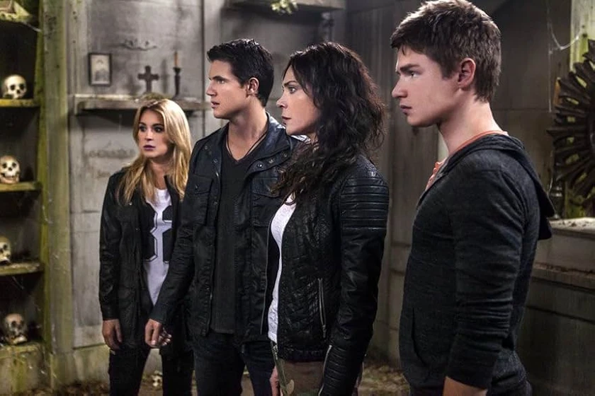 Michelle Forbes, Robbie Amell, Keenan Tracey y Alexa PenaVega en cazadores-de-leyendas