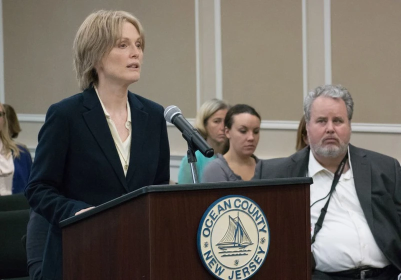 Julianne Moore y Tom McGowan en freeheld-un-amor-incondicional