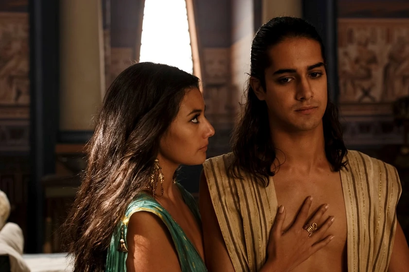 Avan Jogia y Sibylla Deen en tut