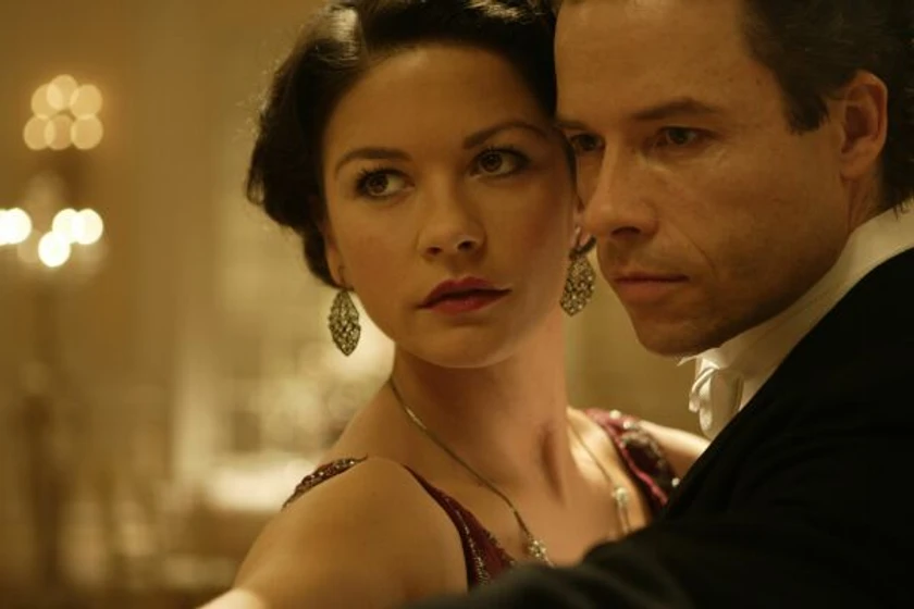 Catherine Zeta-Jones y Guy Pearce en El Último Gran Mago