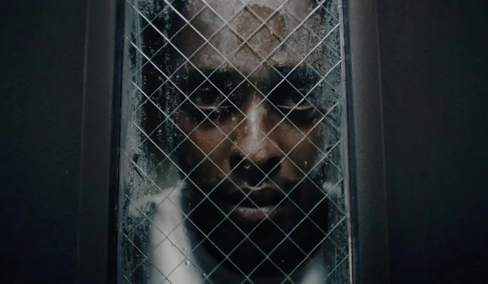 Edi Gathegi en caged