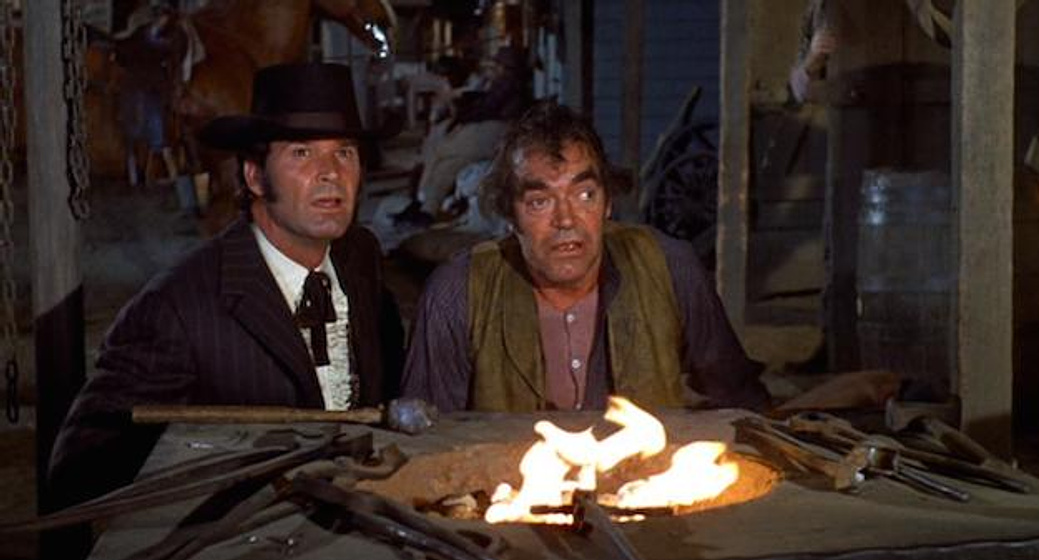 James Garner y Jack Elam en Látigo