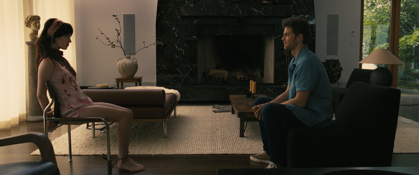 Jack Quaid y Sophie Thatcher en La Acompañante