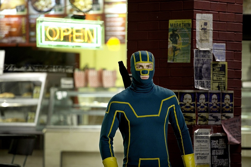 Aaron Taylor-Johnson en Kick-Ass 2, con un par