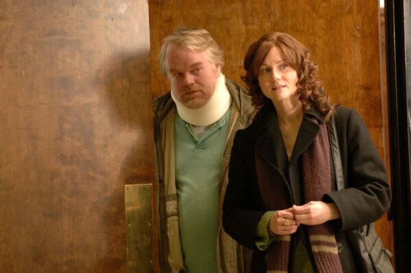 Philip Seymour Hoffman y Laura Linney en la-familia-savages