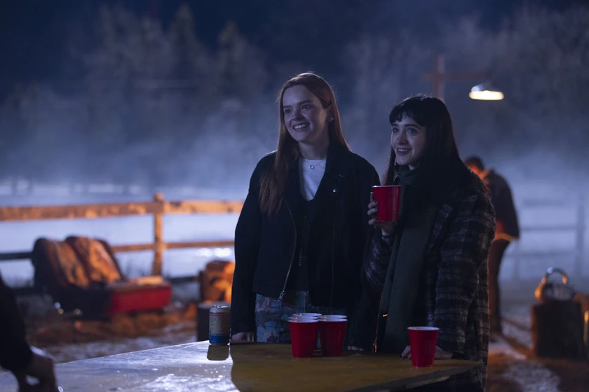 Natalia Dyer y Laurel Marsden en juega-o-muere