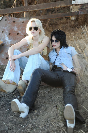 Dakota Fanning y Kristen Stewart en The Runaways