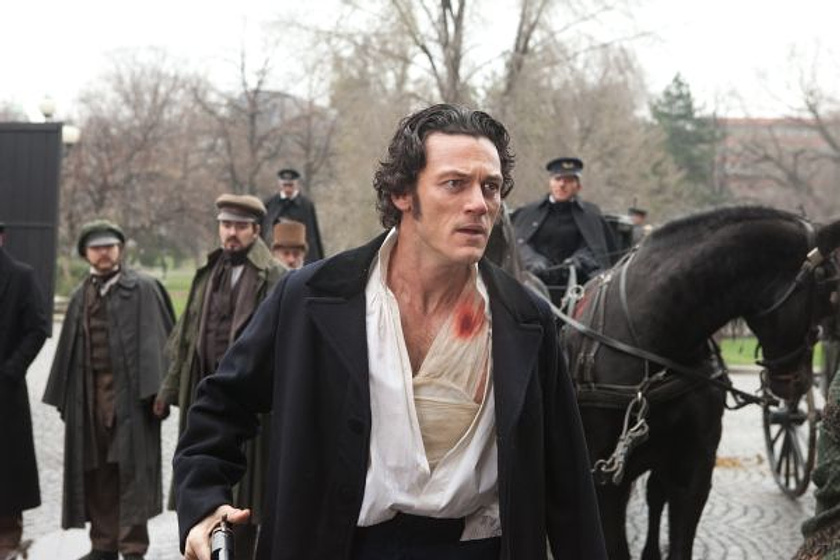 Luke Evans en El Enigma del cuervo