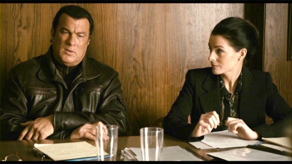 Steven Seagal y Sarah Deakins en un-hombre-peligroso