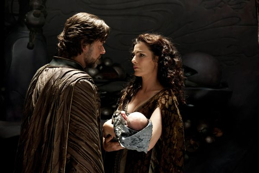 Russell Crowe y Ayelet Zurer en El Hombre de Acero