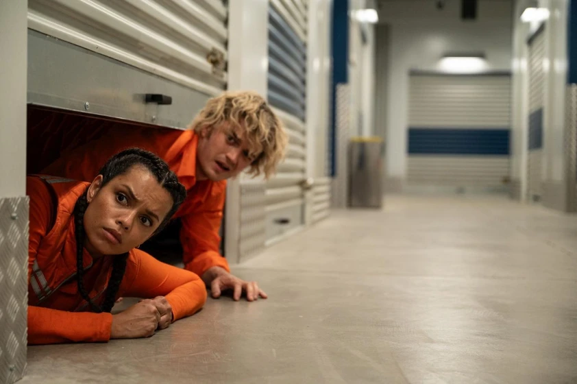 Joe Keery y Georgina Campbell en turno-de-noche