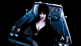 still of movie Elvira, Dueña de las Tinieblas