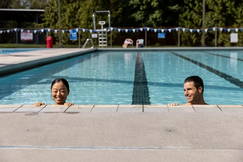 Robbie Amell y Andrea Bang en float