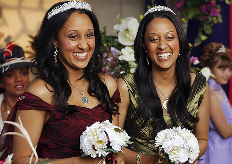 Tia Mowry-Hardrict y Tamera Mowry-Housley en Brujillizas 2: La Tierra de las Sombras