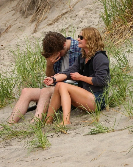 Robert Pattinson y Emilie de Ravin en Recuérdame