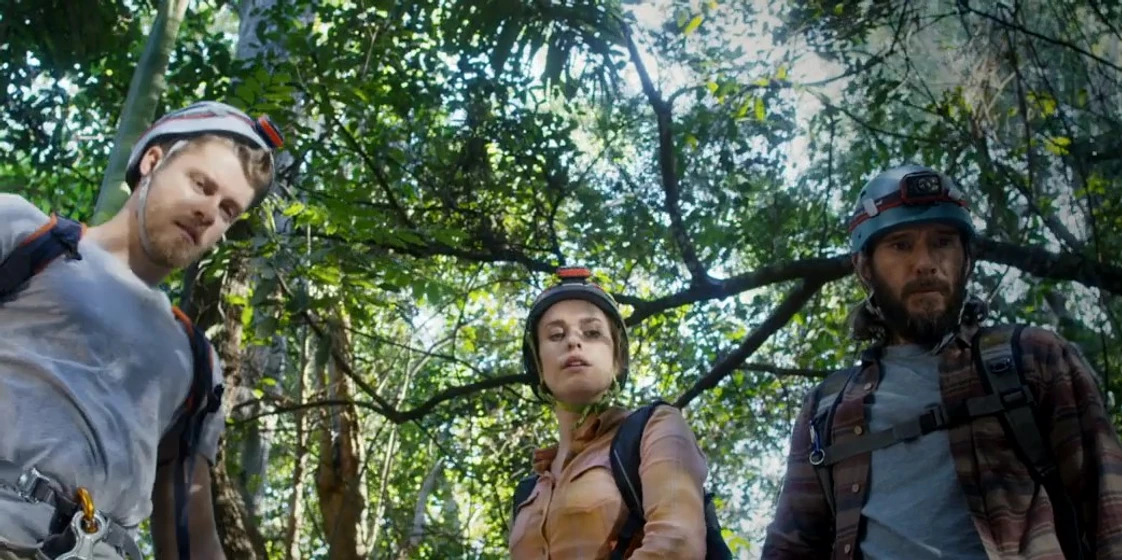 Jessica McNamee, Luke Mitchell y Anthony J. Sharpe en abismo-2020