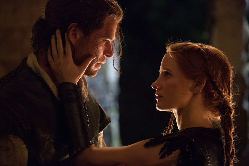 Jessica Chastain y Chris Hemsworth en El Cazador y la reina del hielo