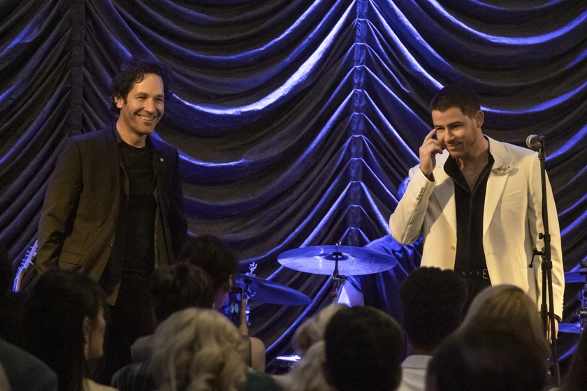 Paul Rudd y Nick Jonas en letras-robadas