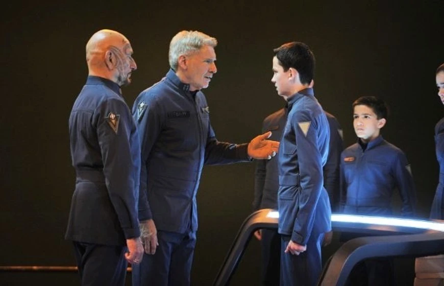 Harrison Ford, Ben Kingsley y Asa Butterfield en El Juego de Ender