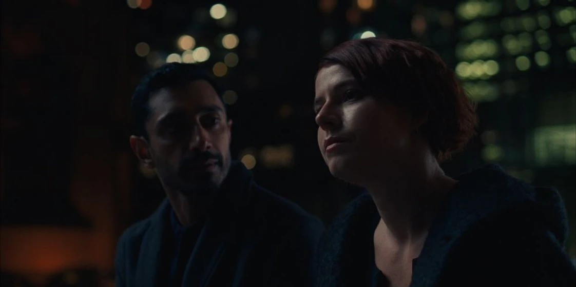 Riz Ahmed y Jessie Buckley en esto-va-doler