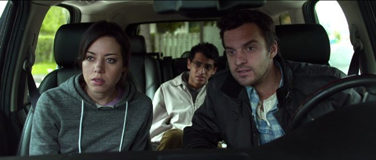 Aubrey Plaza y Karan Soni en Seguridad no garantizada