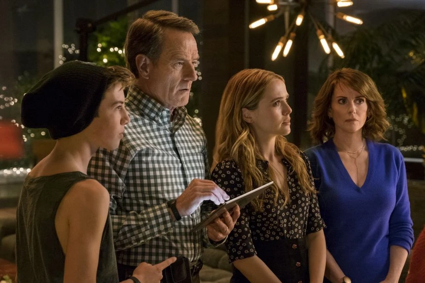 Megan Mullally, Bryan Cranston, Griffin Gluck y Zoey Deutch en tenia-que-ser-el