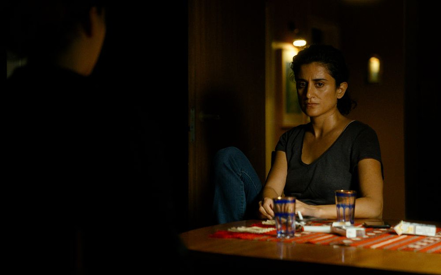 Özlem Saglanmak en Shorta. El Peso de la Ley