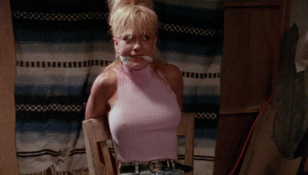 Linnea Quigley en abrazo-fatal