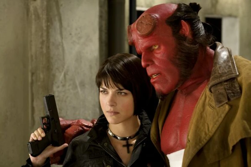 Ron Perlman y Selma Blair en Hellboy II: El Ejército Dorado