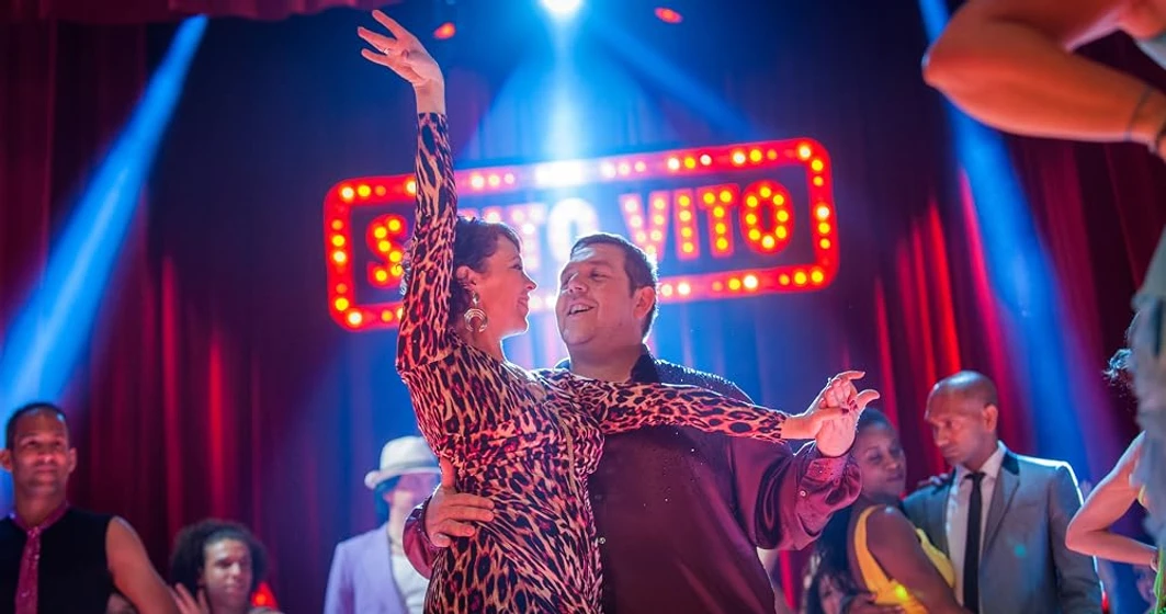 Nick Frost y Olivia Colman en cuban-fury
