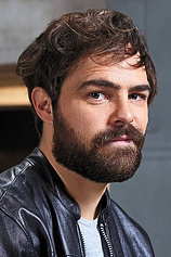 picture of actor Peter Lanzani