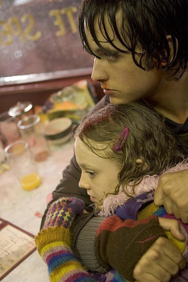 Dakota Fanning y Justin Chatwin en La Guerra de los Mundos (2005)