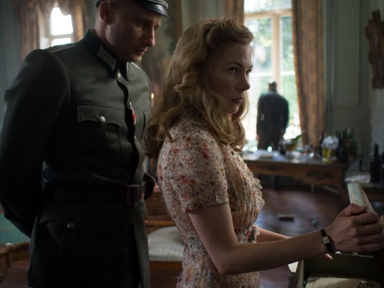 Michelle Williams y Matthias Schoenaerts en suite-francesa