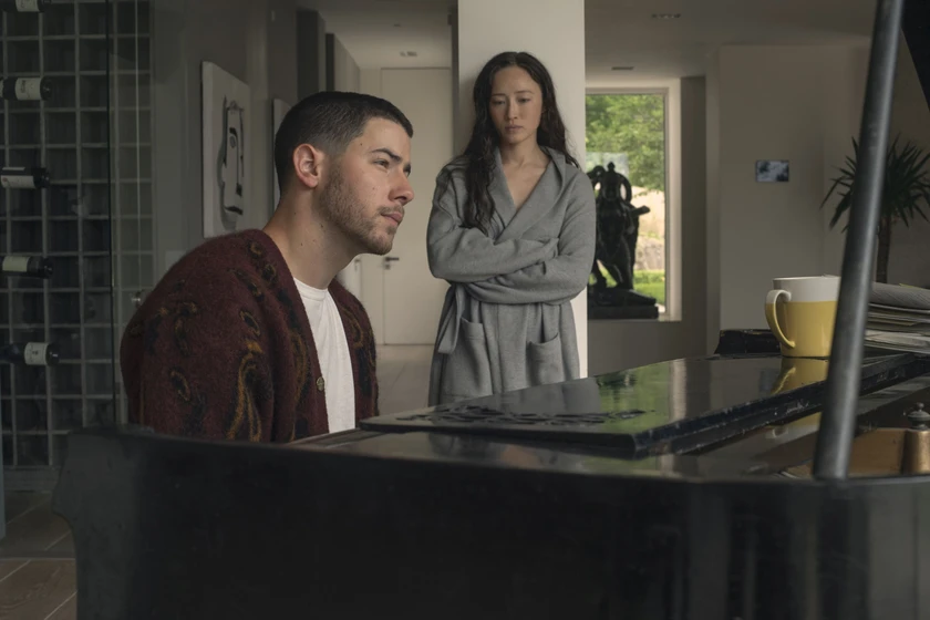 Nick Jonas y Havana Rose Liu en letras-robadas