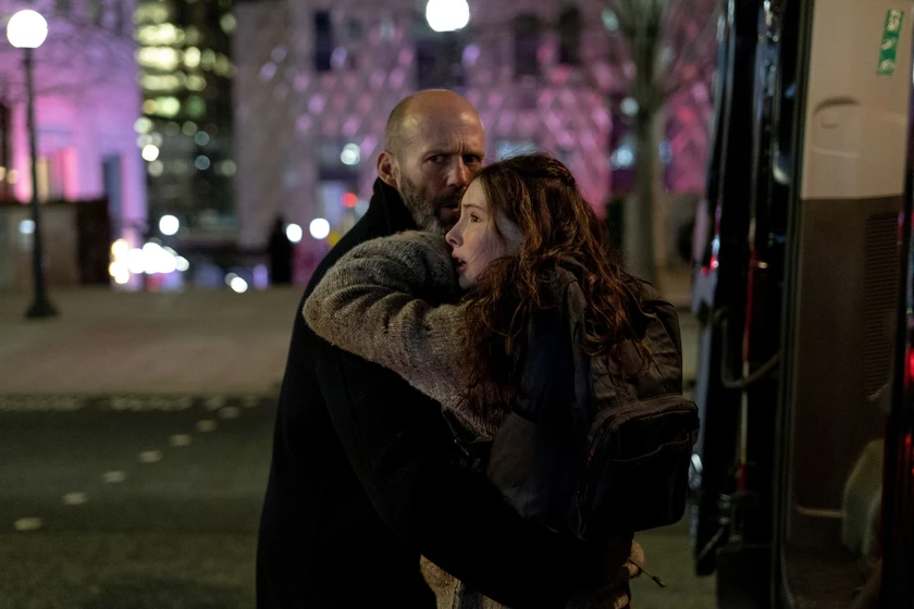 Jason Statham y Bodhi Rae Breathnach en shelter-el-protector