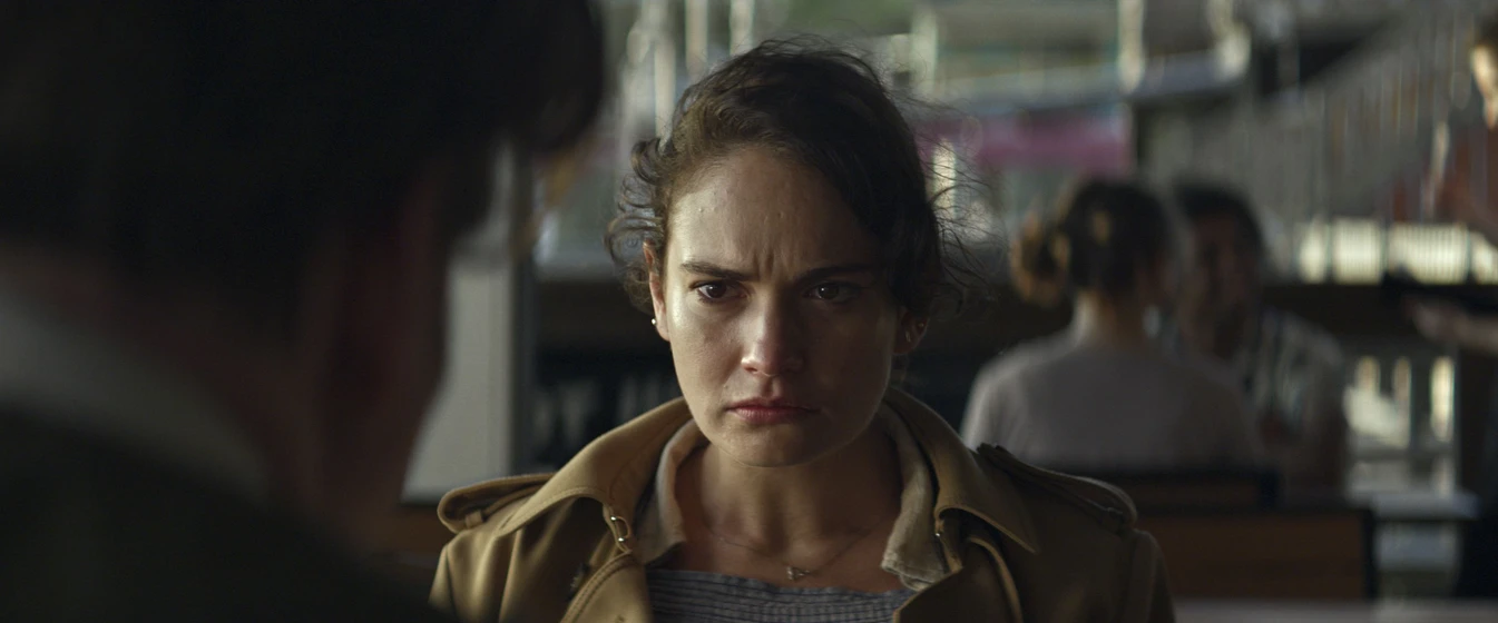 Lily James en fuera-de-ley