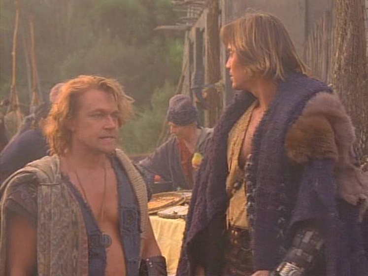 Kevin Sorbo y Michael Hurst en hercules-y-el-laberinto-del-minotauro