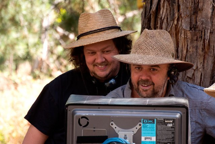 Cameron Cairnes y Colin Cairnes en 100 Bloody Acres (Los directores durante el rodaje)