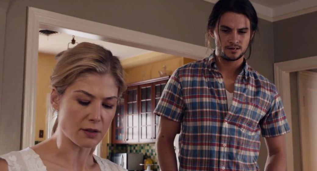 Rosamund Pike y Shiloh Fernandez en devolver-al-remitente
