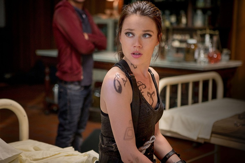 Jemima West en Cazadores de sombras: Ciudad de hueso